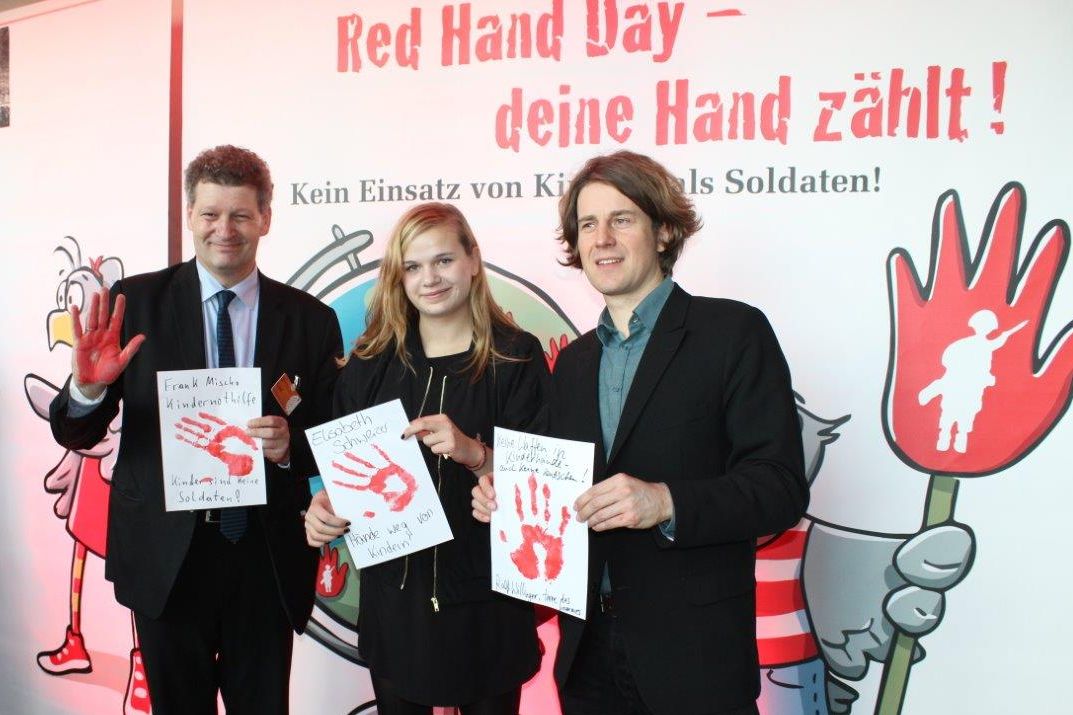 Aktion im Bundestag (v.l.): Frank Mischo (Kindernothilfe), Elisabeth Schweizer (Quäker-Hilfe), Ralf Willinger (terre des hommes)