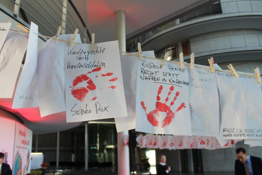 Rote Hände an der Wäscheleine im Bundestag