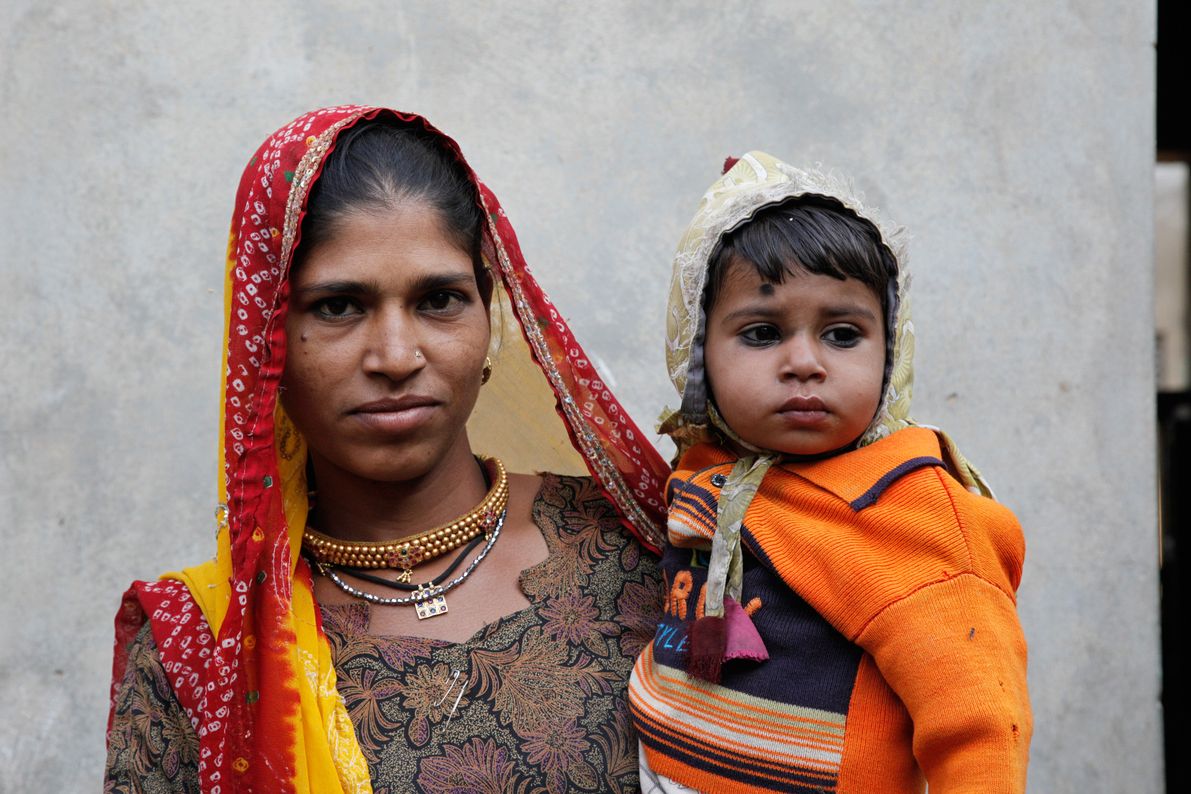 Indische Mutter mit Kleinkind