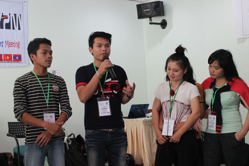 Sone (mit Mikrofon) aus Laos vertritt die südostasiatischen Jugendlichen bei der terre des hommes-Delegiertenkonferenz