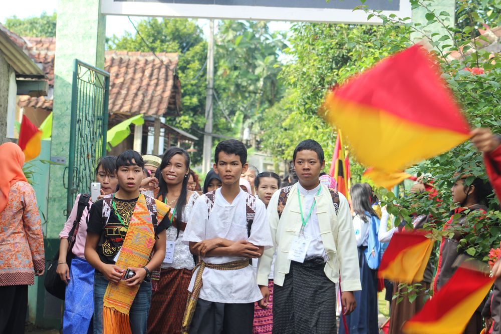 Jugendliche aus Laos, Kambodscha und Indonesien besuchten umliegende Dörfer und verteilten Setzlinge (c) terre des hommes