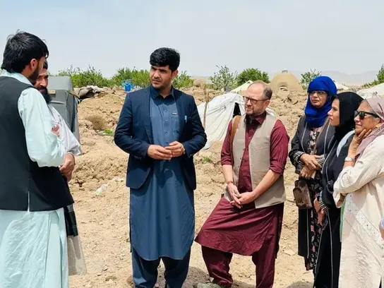 Chris Hartmann (Mitte), Sandra Fenkl (dritte von rechts) und ihre Kolleg*innen von Terre des Hommes besuchten das Erdbebengebiet im Distrikt Zinda Jan in der Provinz Herat. Foto: Projektpartner MAPWO