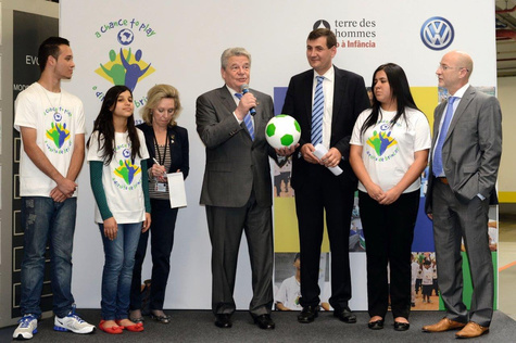 Bundespräsident Joachim Gauck besuchte das Volkswagen-Werk in São Paulo und machte sich ein Bild über A chance to play