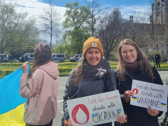 Das Bild zeigt zwei Mitglieder der Terre des Jeunes bei einer Kundgebung gegen den Ukraine-Krieg in Hannover 2024