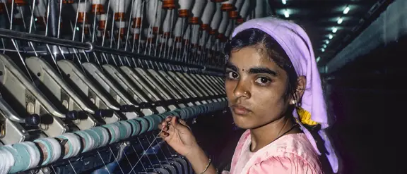 India: Niña en la máquina de hilar. Foto: J. Böthling