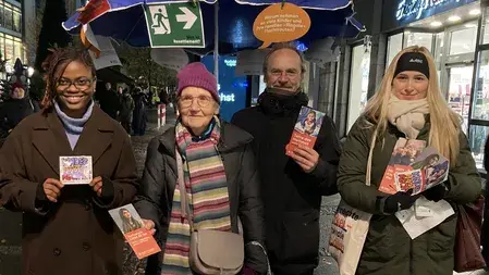 Terre des Hommes con un stand en el centro de Berlín