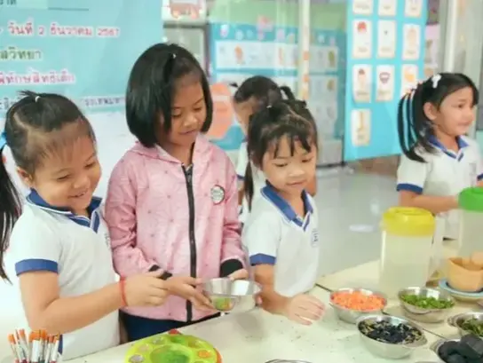 Kinder basteln bei einem Workshop
