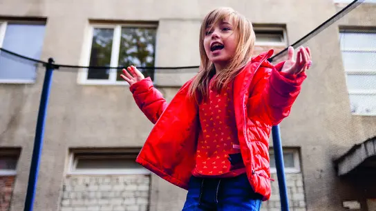 Ukraine: Ein Kind springt auf einem Trampolin im Garten des Mutter-Kind-Hauses.