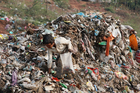 Indien: Kinderarbeiter auf einer Müllkippe