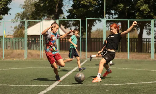 Vier Kinder bei einem Fußballspiel