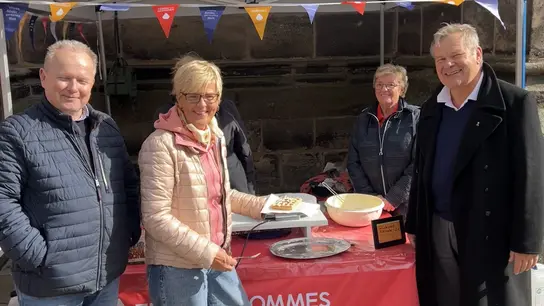 Die Marburger Aktiven am Waffelstand vor der Elisabethkirche