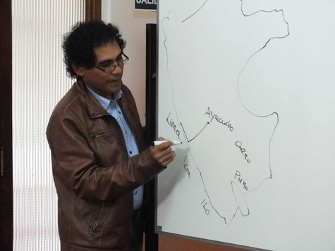 Marco Bazan vom terre des hommes-Büro Lima erläutert die Reiseroute