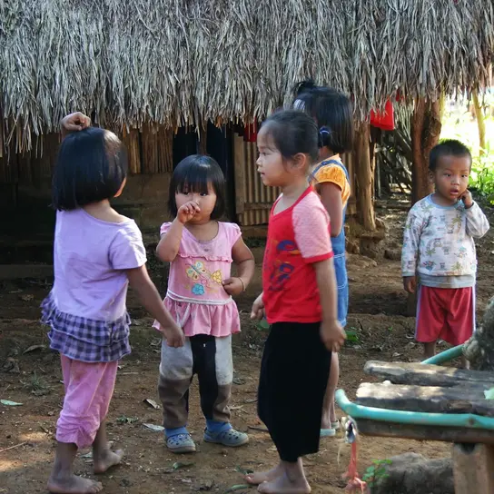 | © Terre des Hommes Thailand: Kinder stehen in einer Gruppe und reden.
