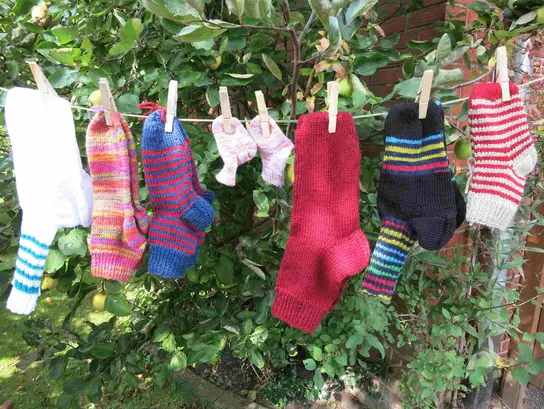 Selbstgstrickte Socken an einer Leine