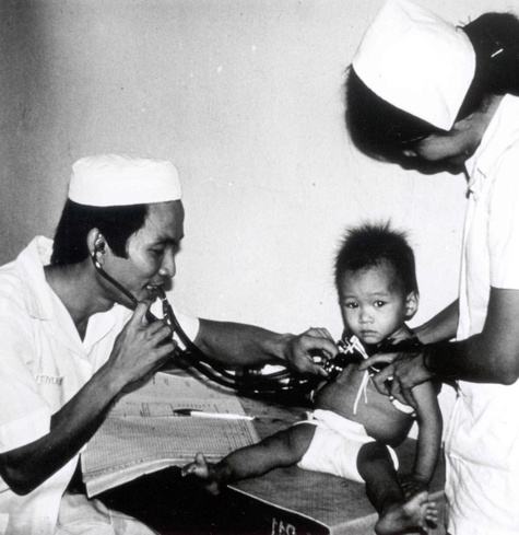 Saigon 1973: Im Sozialmedizinischen Zentrum von terre des hommes werden täglich rund 160 unterernährte und kranke Kinder behandelt