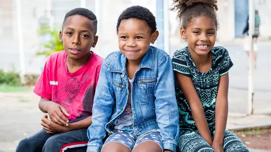 Tres niños sonrientes, se convierten en socios de la empresa