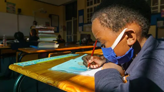 Südafrika: Ein Kind lernt konzentriert in der Schule.