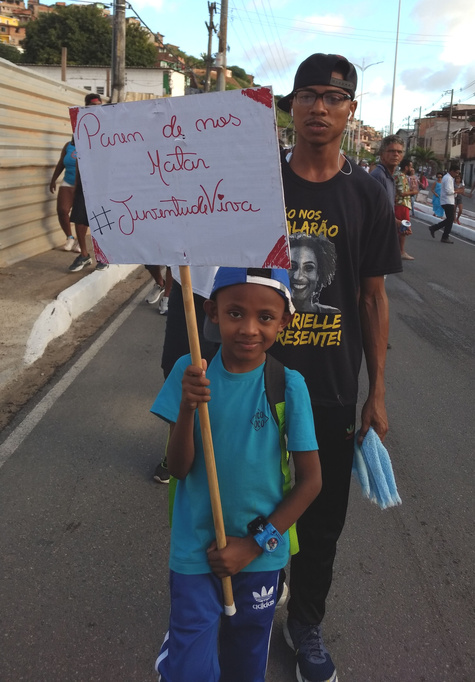 «Hört auf uns zu töten»: Kinder und Jugendliche bei einer Kundgebung gegen Polizeigewalt in Salvador - (c) CIPO