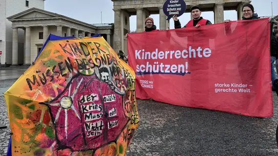 ...protestierte in Berlin vor dem Brandenburger Tor.