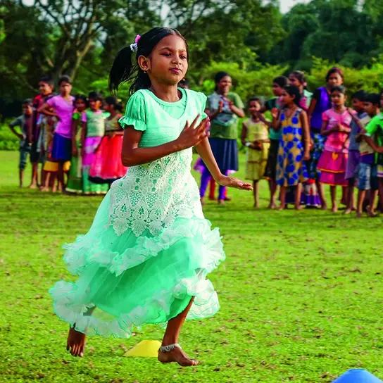 Indien: Mädchen und Jungen spielen zusammen Fußball