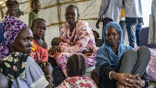 Geflüchtete im Südsudan. Vertriebene Kinder und Familien verdienen Schutz und Hilfe - die jedoch durch Kürzungen staatlicher Gelder zunehmend unter Druck gerät.