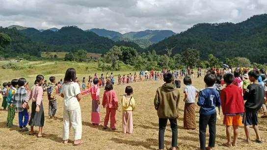 Foto: Gemeinschaftliche Spiel-Aktion der Terre des Hommes-Partnerorganisation »KnHRG«, die auf Not- und Traumahilfe in den Lagern der Vertriebenen spezialisiert ist. 