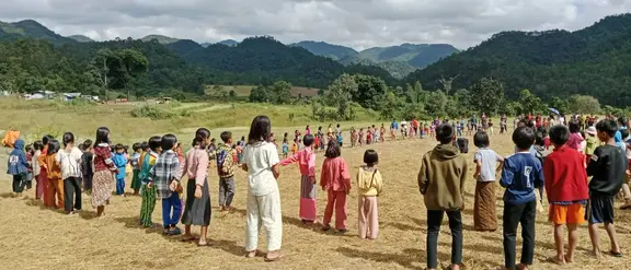 Foto: Gemeinschaftliche Spiel-Aktion der Terre des Hommes-Partnerorganisation »KnHRG«, die auf Not- und Traumahilfe in den Lagern der Vertriebenen spezialisiert ist. 