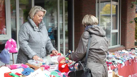 Zwei Menschen am Sockenstand auf dem Herbstmarkt