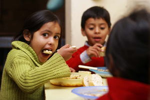 Zugang zu angemessener Nahrung: Artikel 24.2.c der UN-Kinderrechtskonvention regelt das Recht auf Nahrung - (c) Florian Kopp