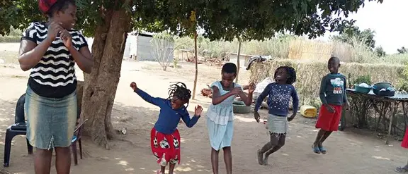Mozambique: los niños juegan juntos. 