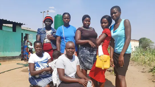 Simbabwe: Mädchen und Frauen stehen in einer Gruppe beisammen.