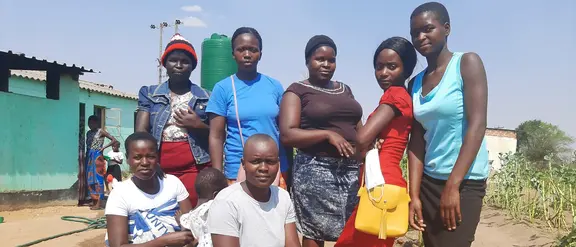 Zimbabwe: Las niñas y las mujeres se unen en grupo.
