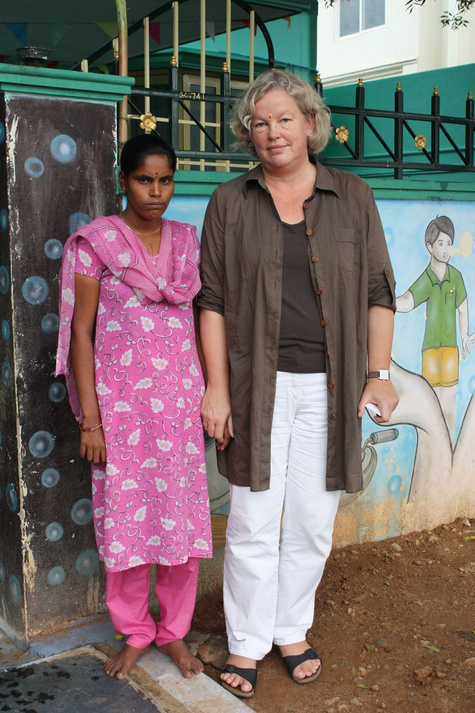 Kinderrechtsexpertin Barbara Küppers zusammen mit der inzwischen herzoperierten Lakshmi in Tirupur.