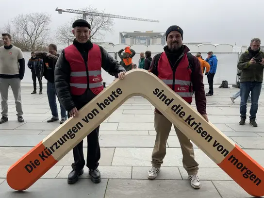 Protestaktion: Terre des Hommes-Mitarbeitende  fordern eine Anpassung des Haushaltsentwurfs und mehr Mittel für Entwicklungszusammenarbeit.