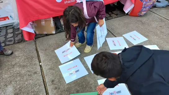 Kinder beim Memory spielen 