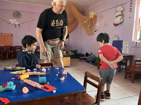 David Ordenes, Aktivist und Gründer von La Caleta, in einem Kindergarten des Armenviertels La Legua