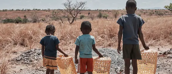 Kinder beim Sortieren des Glimmerminerals Mica, Madagascar