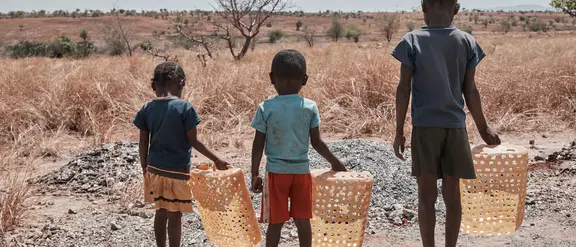 Niños clasificando el mineral de mica, Madagascar