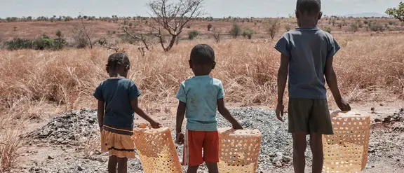 Kinder beim Sortieren des Glimmerminerals Mica, Madagascar