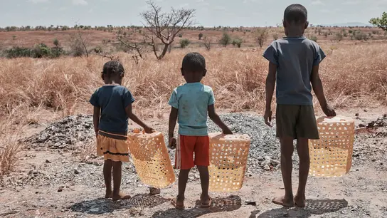 Kinder beim Sortieren des Glimmerminerals Mica, Madagascar