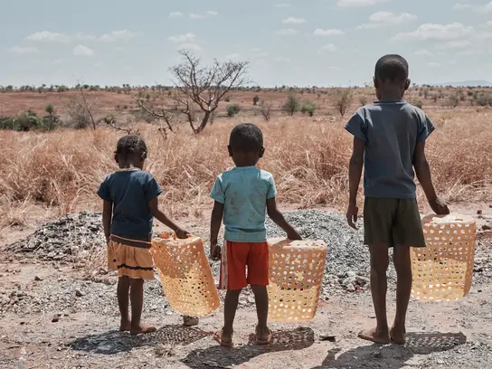 Kinder beim Sortieren des Glimmerminerals Mica, Madagascar