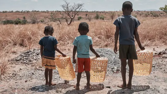 Niños clasificando el mineral de mica, Madagascar
