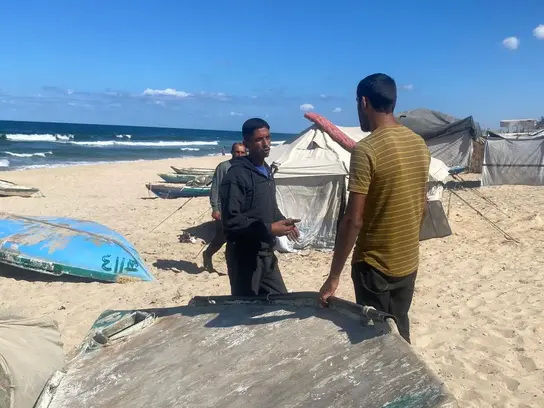 Ein Mitarbeiter des Projektes spricht mit einem betroffenen Fischer