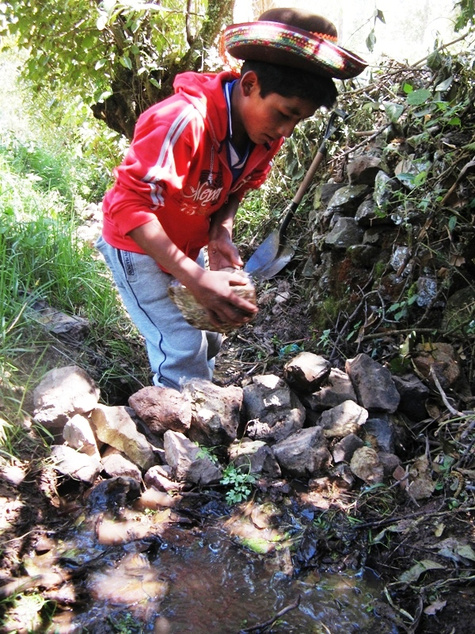 terre des hommes-Projekt ABA: Die Jugendlichen der Gemeinden sorgen für die Wasserversorgung
