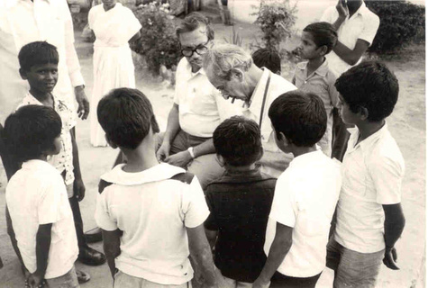 Edmond Kaiser umringt von indischen Kinder. Das Foto stammt aus dem Jahr 1982.