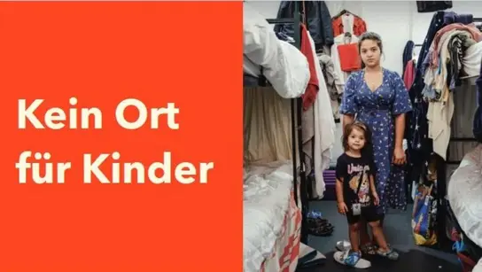 A la izquierda, sobre un fondo naranja, se lee la frase «No hay lugar para niños». A la derecha, se ve a una niña y a una adolescente en una habitación llena de ropa y literas: un refugio para refugiados. Ambas miran a la cámara.