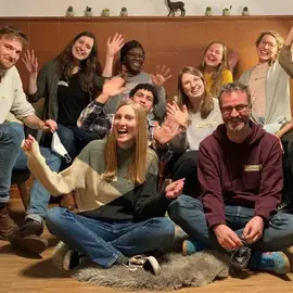 Das Bild zeigt Mitglieder der Terre des Jeunes bei einem Treffen