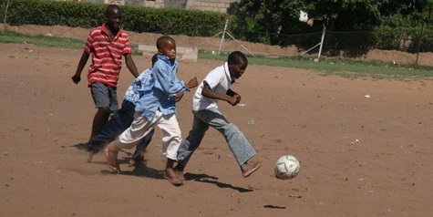 Künftige Olympioniken? Kickende Kinder in Mosambik