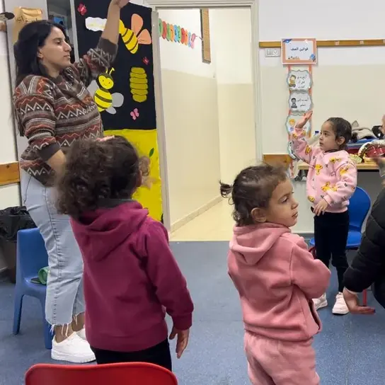 Un educador Terre des Hommes juega con niños en un jardín de infancia.
