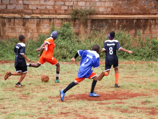Eine Gruppe Kinder beim Fußball